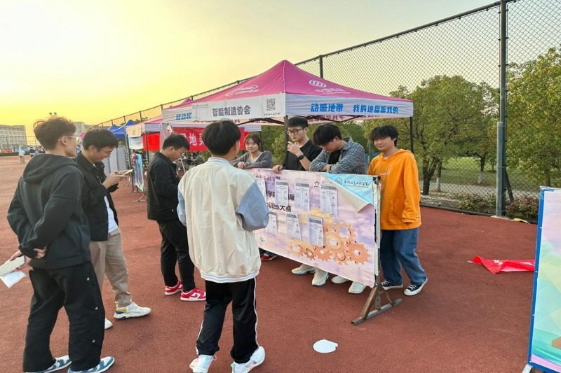 图为理事会成员给新生介绍社团的特色.jpg