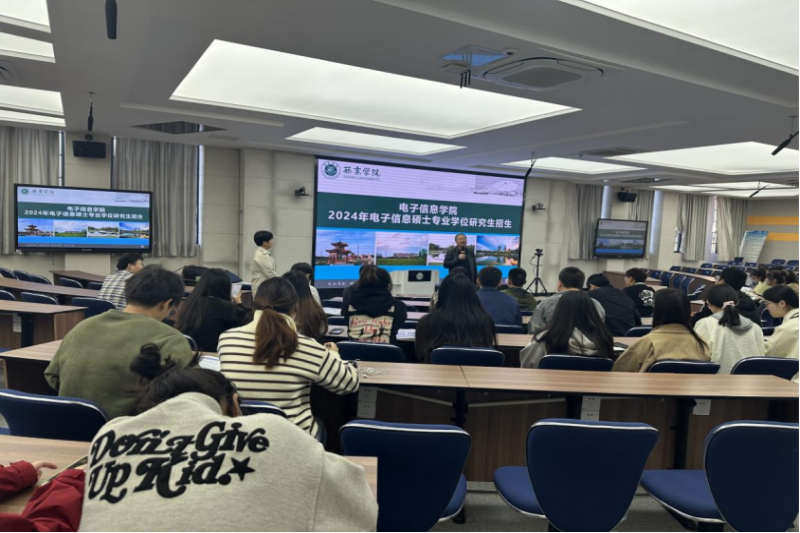 图为姚全珠教授为同学们介绍西京学院具体情况.png