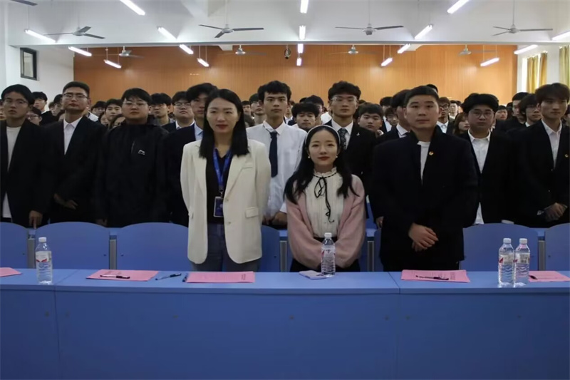 图为老师同学合照.jpg