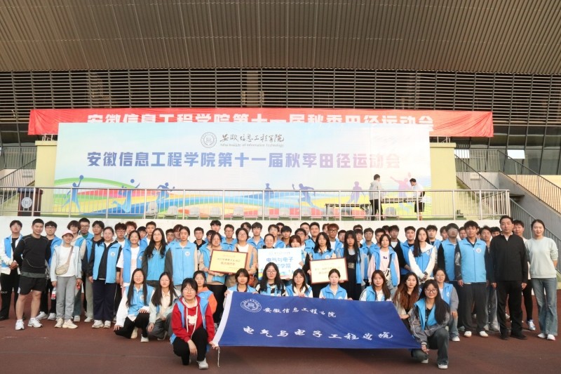 图为教师与志愿者合照.JPG