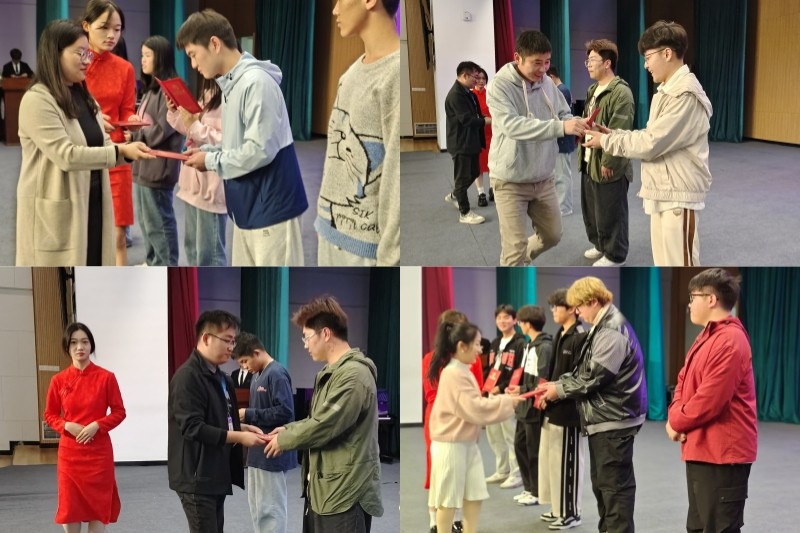 图为老师为获奖选手颁奖.jpg