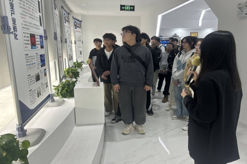 图为讲解员介绍校史.jpg