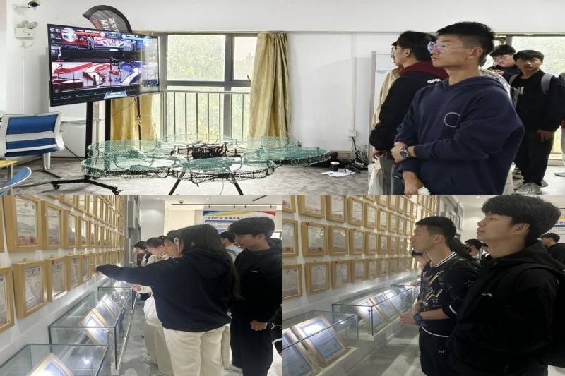 图为同学们参观双创中心.jpg