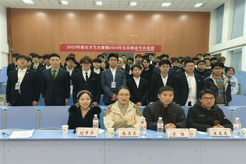 图为师生合照.jpg