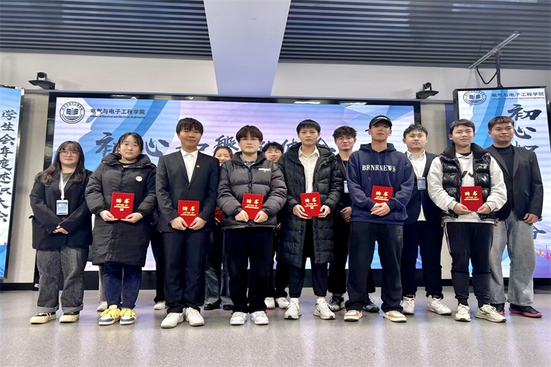 图为团总支发放聘书.jpg