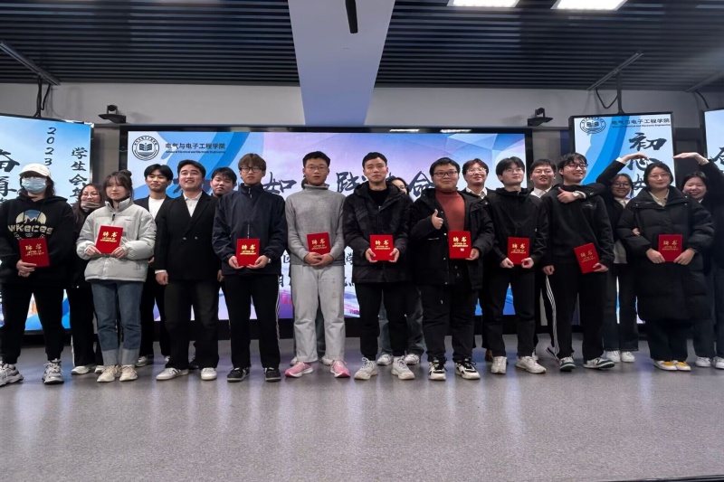 图为学生会发放聘书.jpg