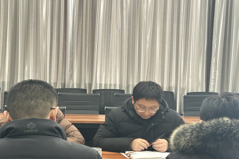 图为吴晓对新学期学生重点工作进行部署.jpg