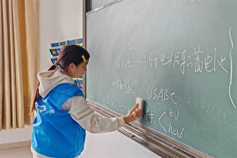 图为电气2302班级志愿者清扫黑板.jpg