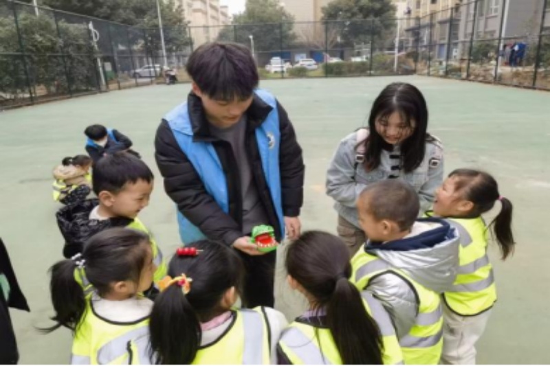 图为志愿者宣传环保知识.jpg