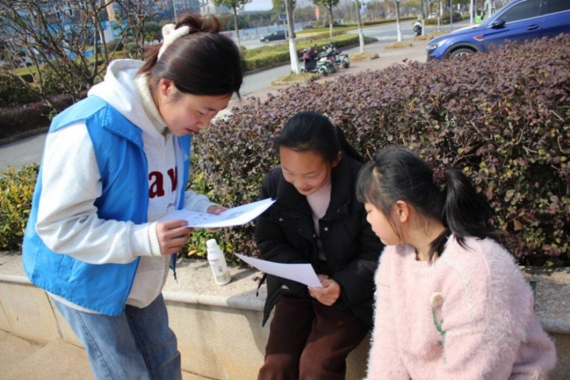 图为志愿者向社区小朋友宣传消防知识.jpg