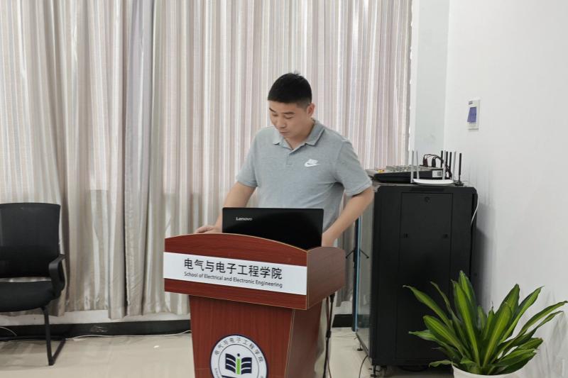 图为学工秘书开场发言1.jpg