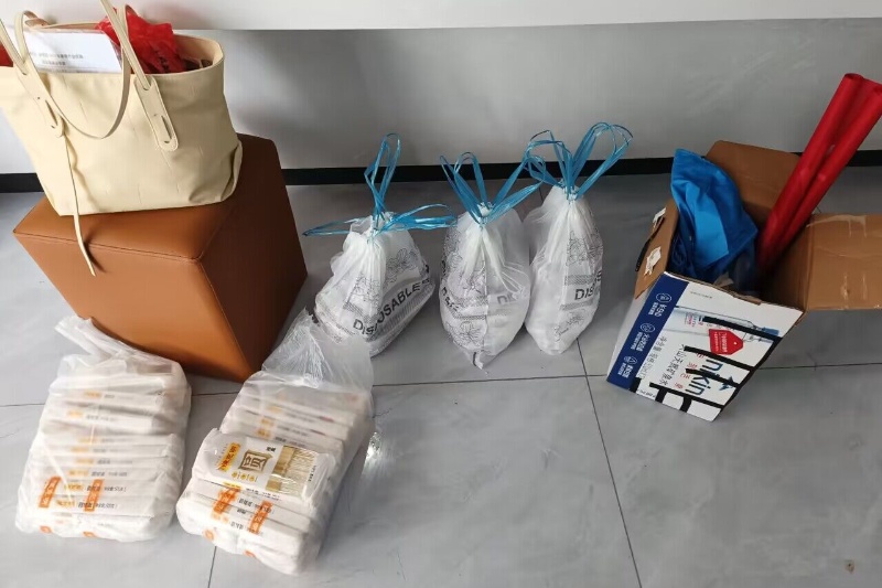 图为安信工卓越实践团在芜湖市湾沚区湾沚镇新都社区准备物资.jpg