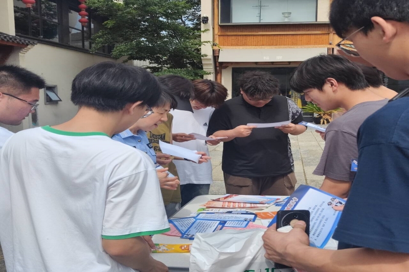 图为警察向实践团成员讲解反诈知识现场.jpg