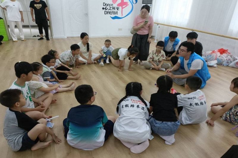图为“赓续红色血脉”实践团讲解健康知识小剧场.jpg
