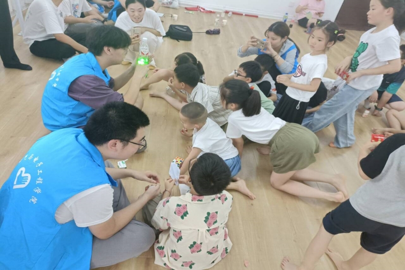 图为“赓续红色血脉”实践团与小朋友进行互动.jpg