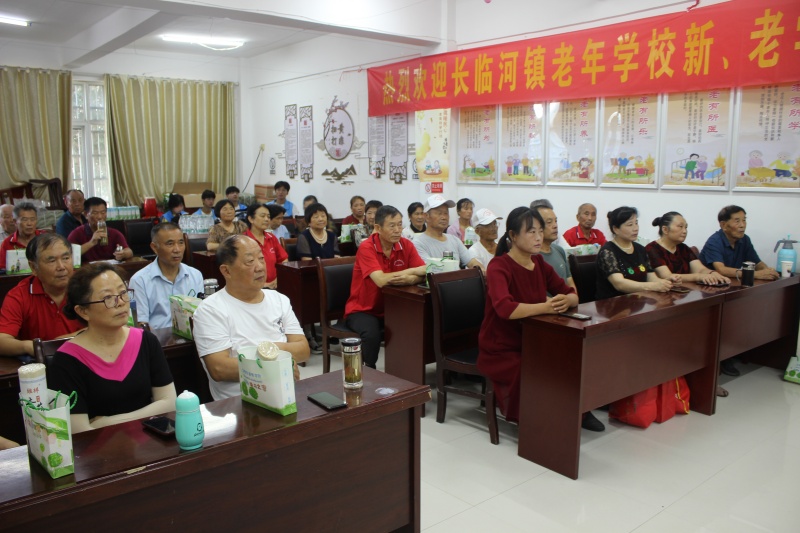 图为老人们认真听讲.jpg