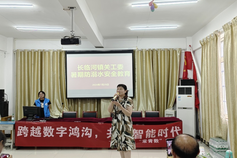 图为老年学校校长丁红霞发言.jpg