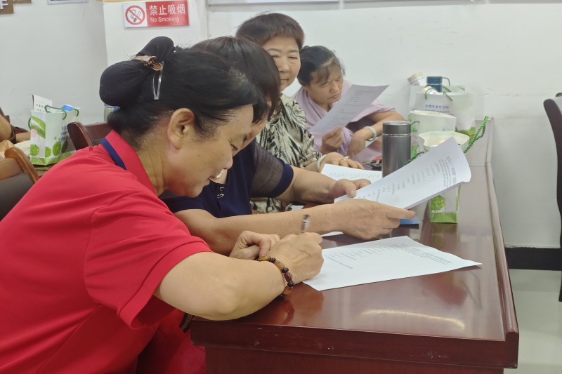 图为老人们填写调查问卷.jpg