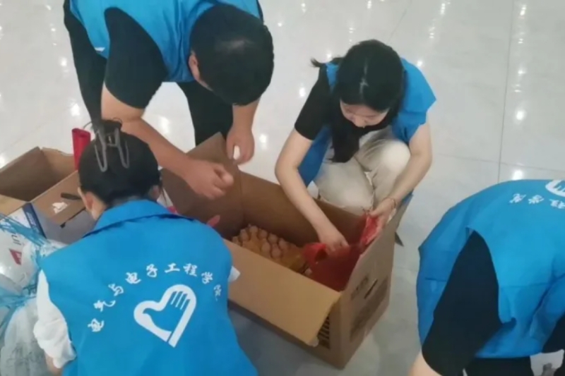 图为分拣物资照片.jpg