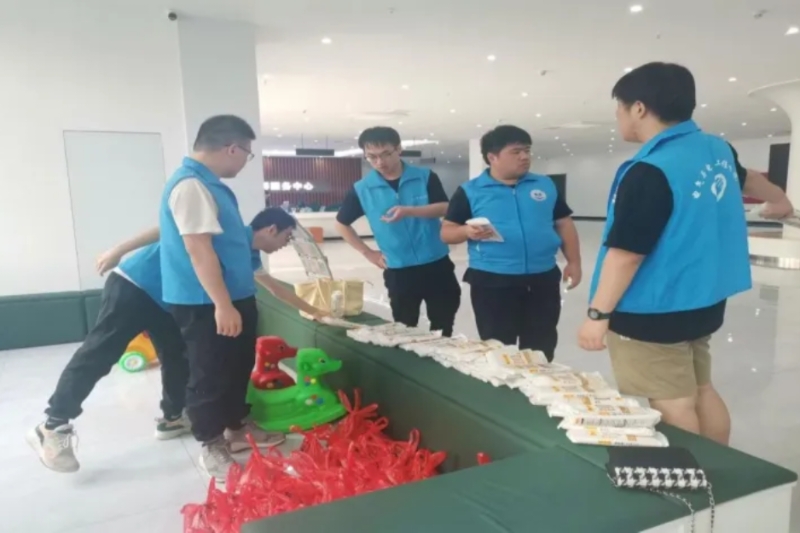 图为清点物资照片.jpg
