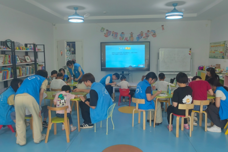 图为志愿者与孩子合照.jpg