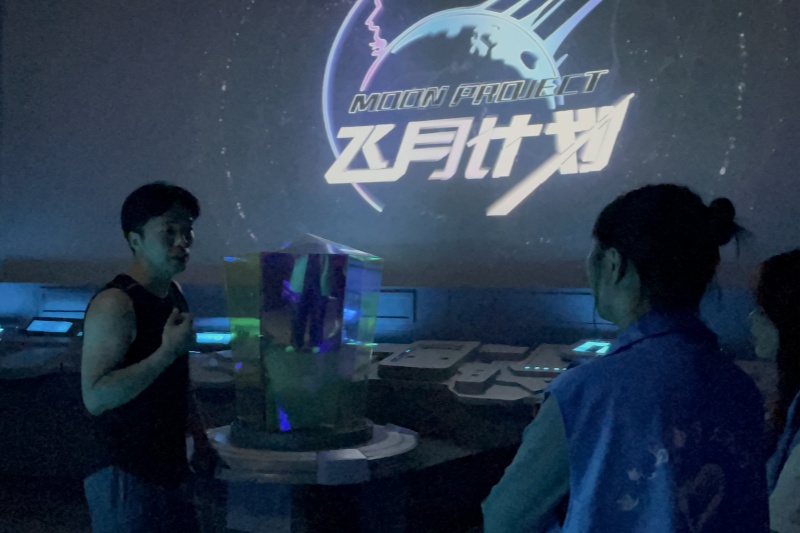 图为工作人员向成员们讲解控制室.jpg