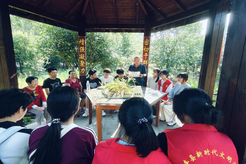 图为活动结束集体进行总结.png