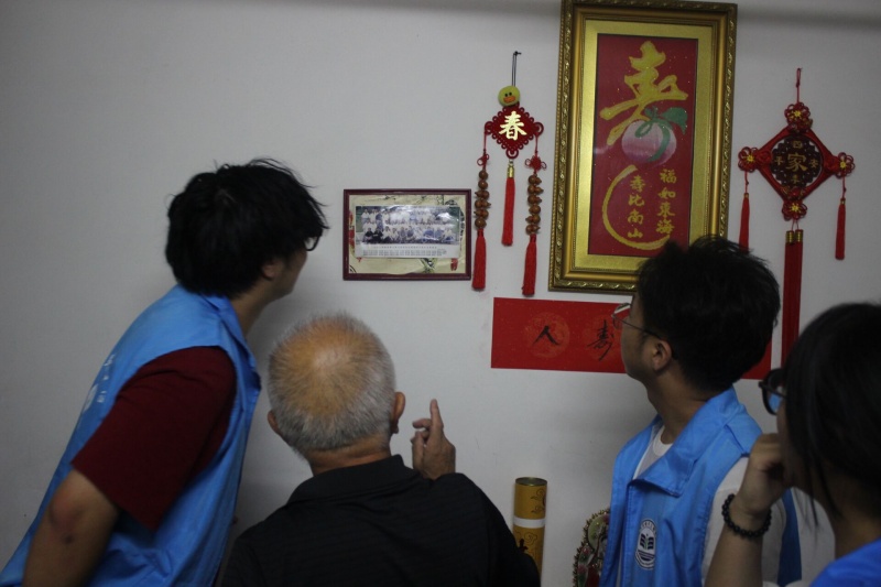 图为徐泽中爷爷展示老照片.jpg