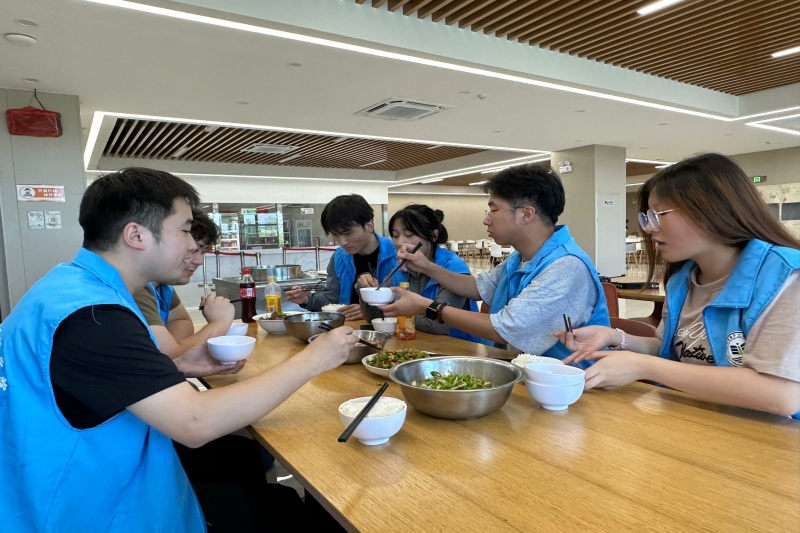 图为团队成员在公司内用餐.jpg