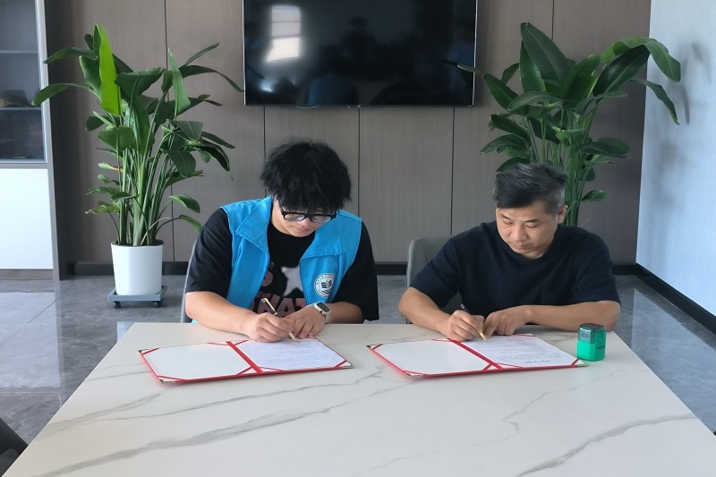 图为与公司签署协议.jpg
