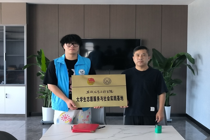 图为挂牌仪式现场.jpg