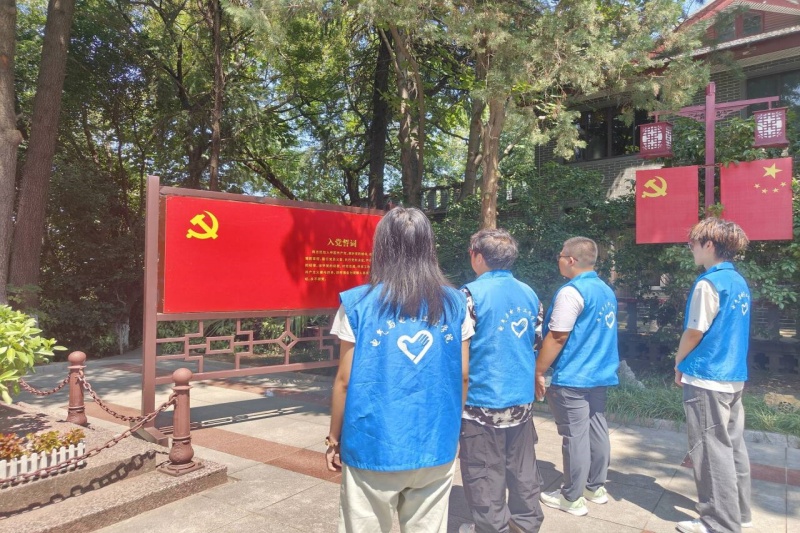 图为实践团成员宣誓.jpg