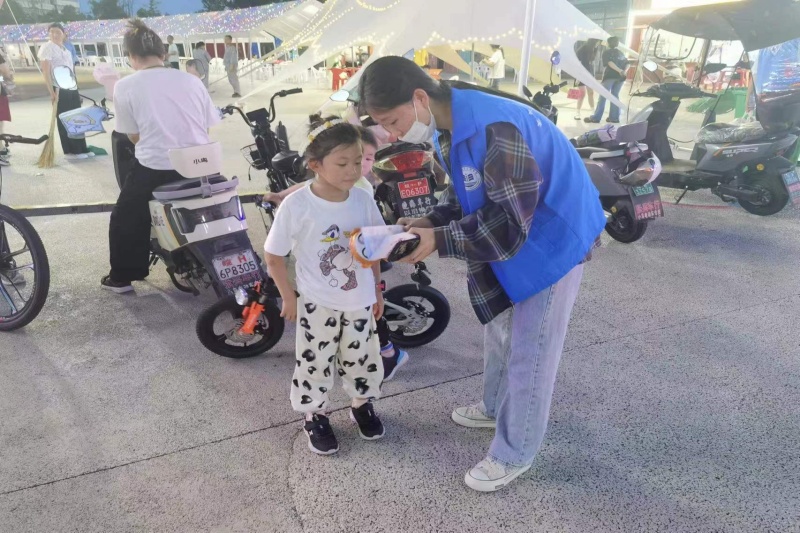 图为向一个小朋友介绍.jpg
