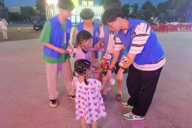 图为向两个小朋友介绍.jpg