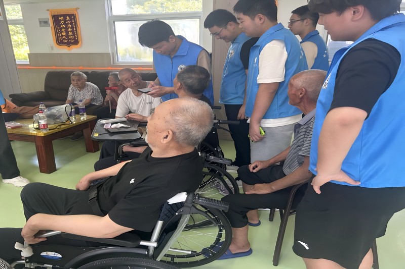 图为成员们集体教老人使用手机.jpg