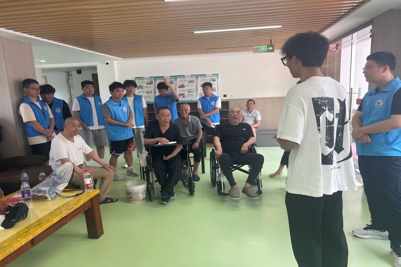 图为老人们与成员交流心得体会.jpg
