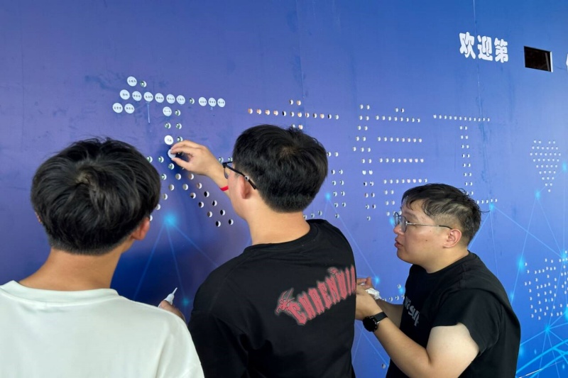 图为布置姓名点亮墙.jpg