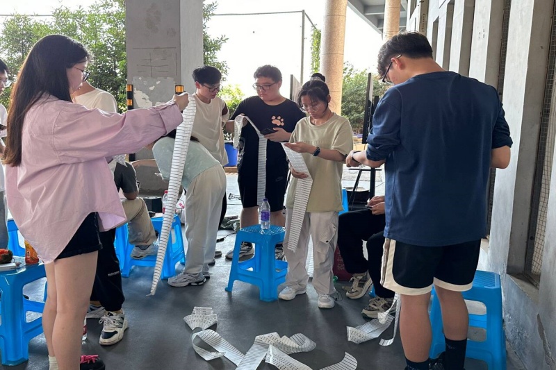图为志愿者粘贴姓名贴.jpg
