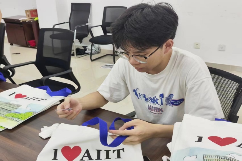图为志愿者打包新生大礼包.jpg