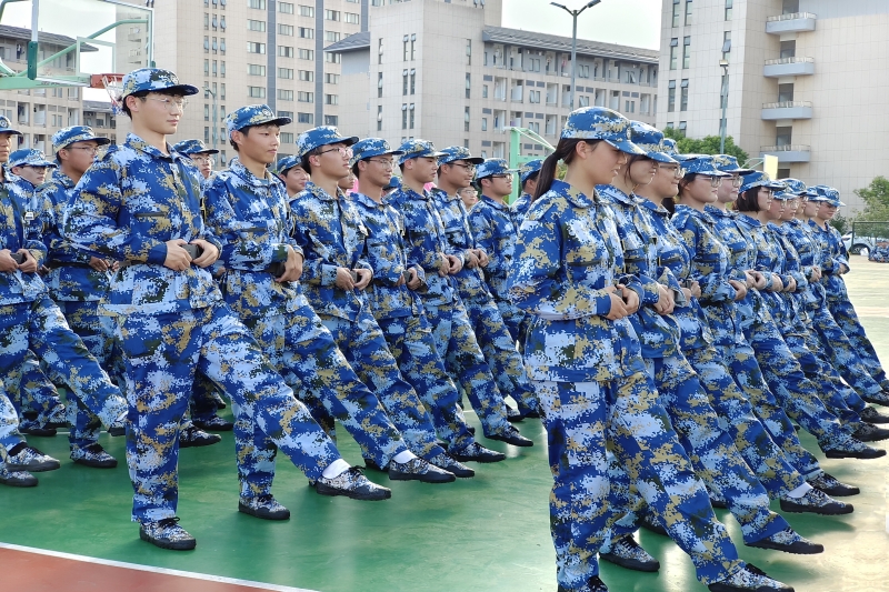 图为新生练习踢正步现场.jpg
