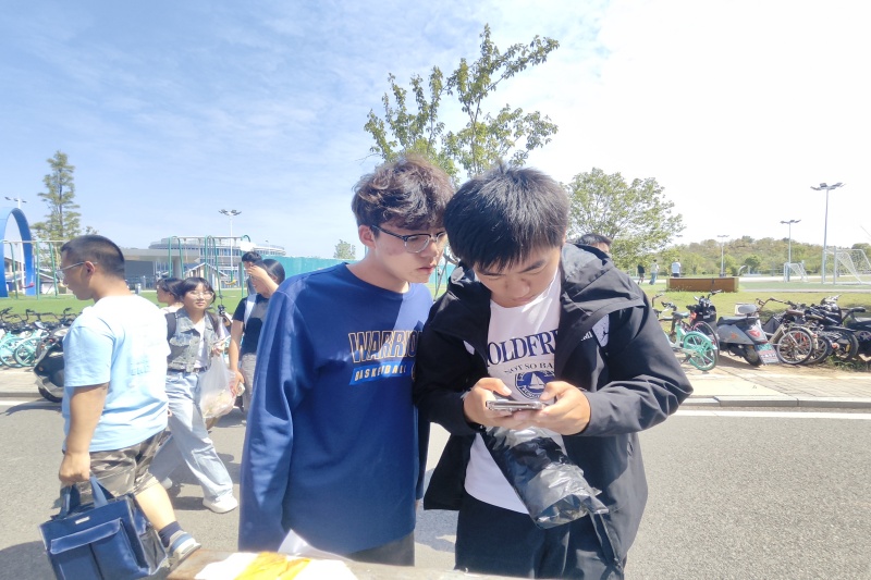 图为工作人员向新生介绍各部门具体职责.jpg