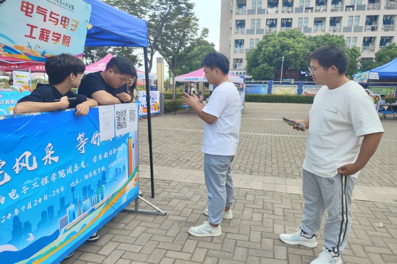 图为工作人员向新生进行部门介绍.jpg