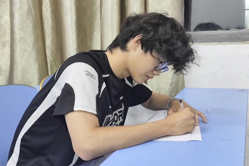 图为正在笔试的同学.jpg