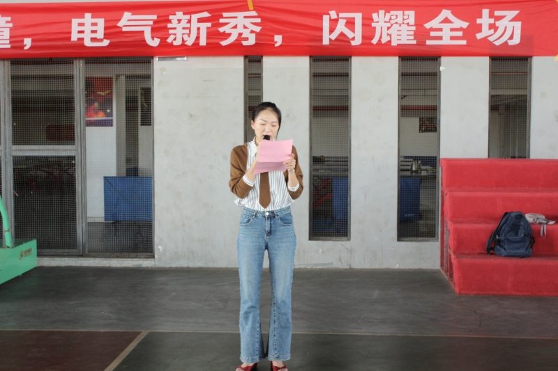 图为朱真真致开幕词.jpg