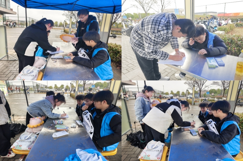 图为同学登记义捐物品.jpg