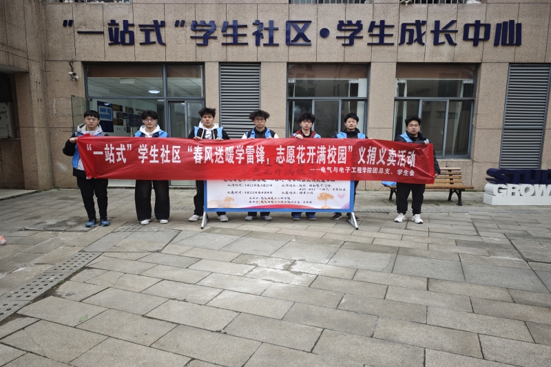 图为“一站式”学生社区物资募集点志愿者合影.jpg