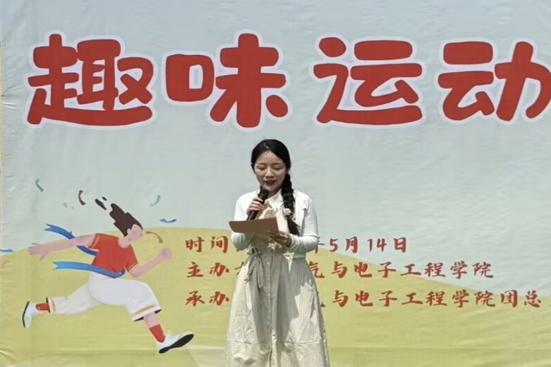 图为刘梦莎宣读倡议书.jpg
