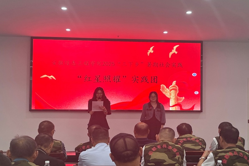 图为团队成员进行红色故事朗诵.jpg