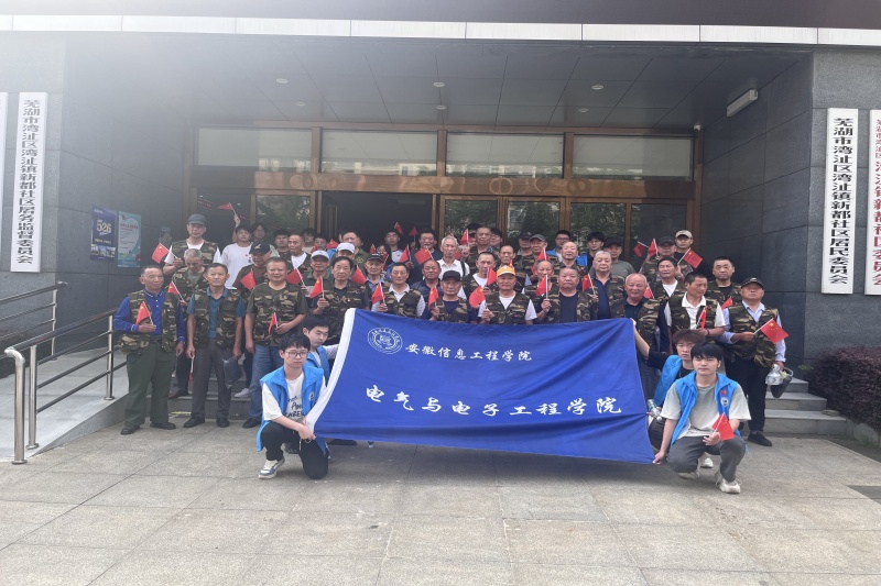 图为与当地老兵三下乡结束合影.jpg