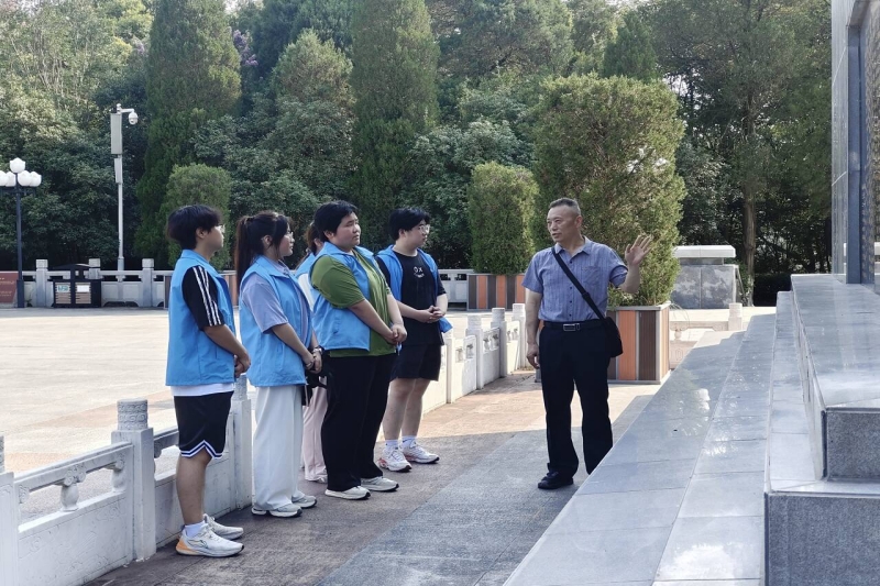 图为刘洪老师讲解碑文.jpg